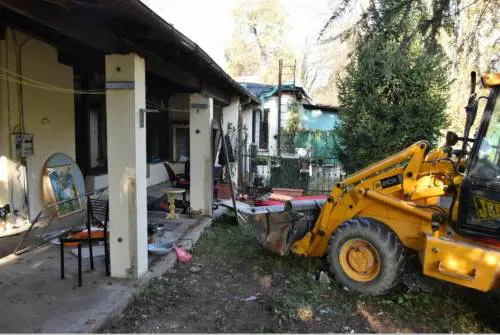 Abbattuta una villetta irregolare in via Ponti