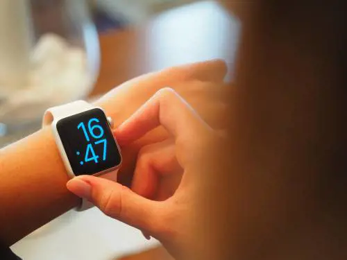 La Germania bandisce gli smartwatch per bimbi: "Sono pericolosi"