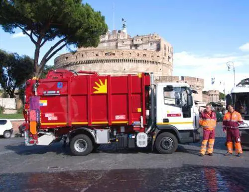 Roma, benzina rubata? "Lo facevano tutti". E l'Ama li grazia