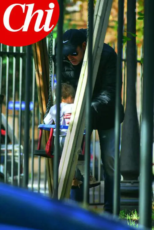 Brizzi al parco con la figlia: su Chi le foto dopo lo scandalo
