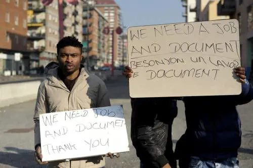 Sgomberi, tensione a Torino: dagli immigrati secchiate d'acqua sui poliziotti