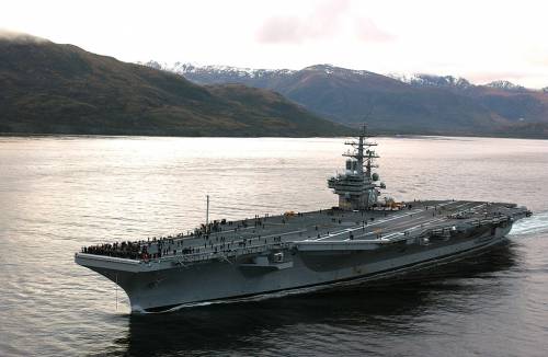 La USS Ronald Reagan passa lo Stretto di Magellano