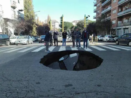 Roma, alla Montagnola si apre una voragine di cinque metri