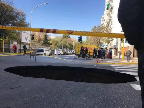Roma, alla Montagnola si apre una voragine di cinque metri