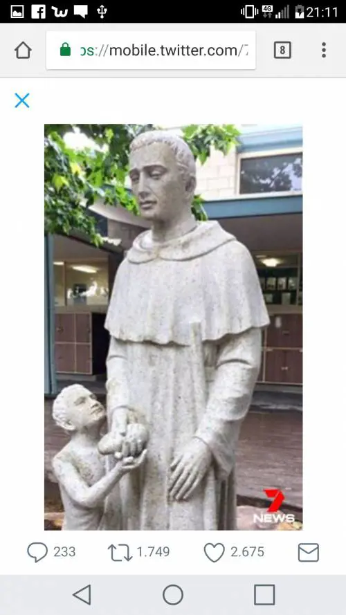 La foto della statua pubblicata su Twitter da News Adelaide