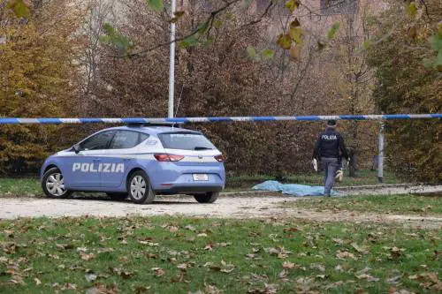 Donna sgozzata al parco. Era uscita a portar fuori il cane