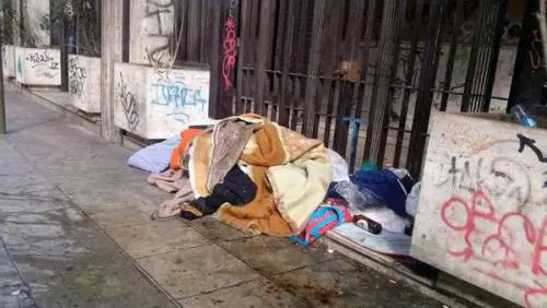 Clochard rovista nei cassonetti. La polizia lo denuncia per furto