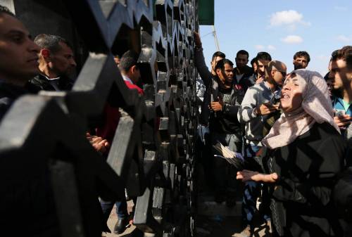 Studenti palestinesi protestano al valico di Rafah