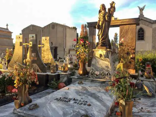Al cimitero adesso rubano anche scope e stracci