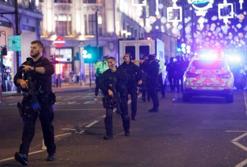 Londra, scatta l'allarme a Oxford Street: paura tra la gente