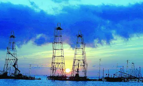 Il rally del petrolio divide il mercato