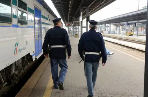Sputi e pugni al capotreno: denunciato un 19enne della banda