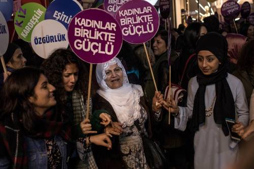 Istanbul in piazza contro la violenza sulle donne