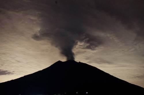 Erutta il vulcano Agung, decine di voli cancellati a Bali