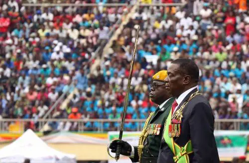 Emmerson Mnangagwa ispeziona la guardia d'onore dopo il giuramento