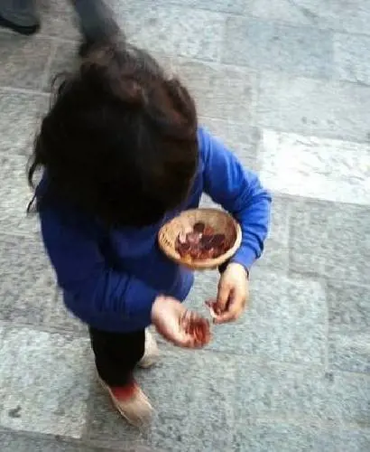 La figlia è cieca dalla nascita: la obbliga a chiedere l'elemosina