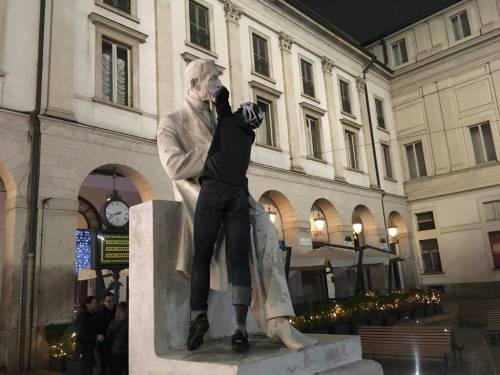 Mascherine sulle statue "Benvenuti a Smogville"