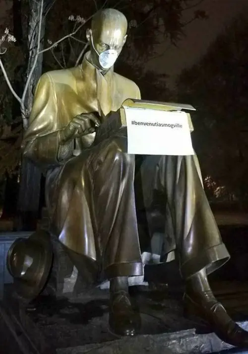 Milano, mascherine sulle statue: "Benvenuti a Smogville"