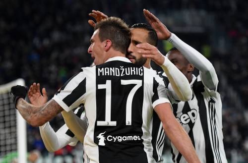 La Juventus risponde a Napoli e Inter: 3-0 al Crotone e terzo posto in classifica
