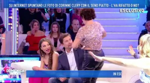 Domenica Live, Corinne Cléry mostra il seno in diretta: "Ora ci credete che non è rifatto?"