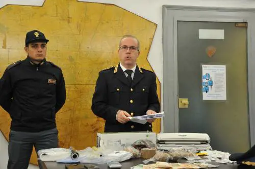 Pusher in manette aggrediscono agenti