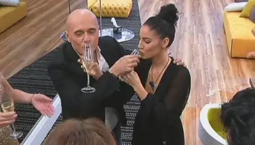 Gf Vip, Signorini alla De Lellis: "Ora bevi dal mio bicchiere"