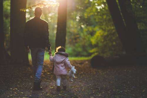 Scappa con l'amante e lascia 4 figli. Il Tribunale: "Non è più madre"