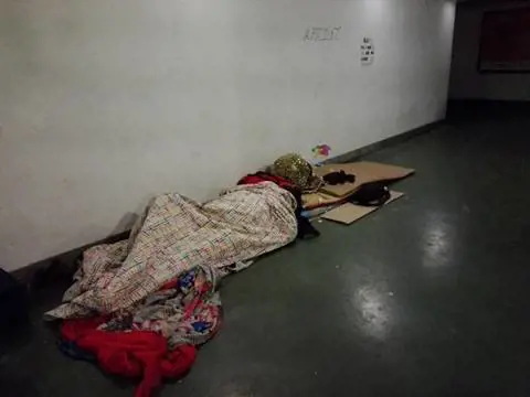 Modena, carabiniere dona scarpe al clochard colto a rubare