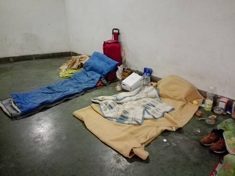 Bergamo, multa di 100 euro per un senzatetto: "Il giaciglio di fortuna disturba"