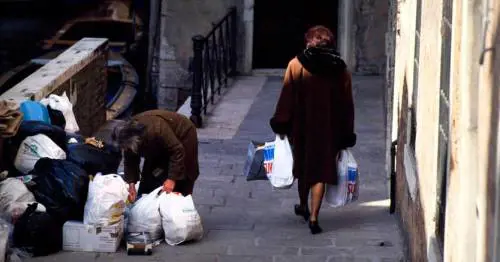 Censis, aumenta la povertà assoluta. Il Paese è sempre più rancoroso