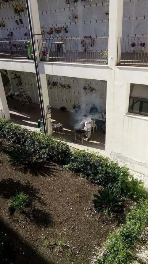 Lo scandalo al cimitero: barbecue davanti ai loculi