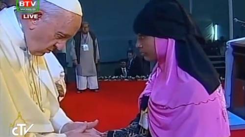 Bangladesh, incidente sfiorato per la macchina del Papa. Poi l'inchino ai rohingya: "Vi chiedo perdono"