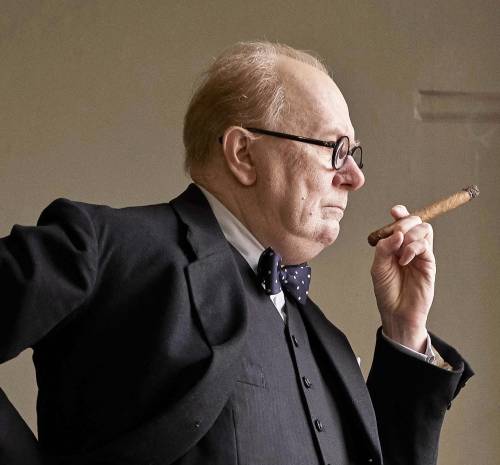 Churchill e l'ora più buia contro il nazismo. Oldman in un film da Oscar
