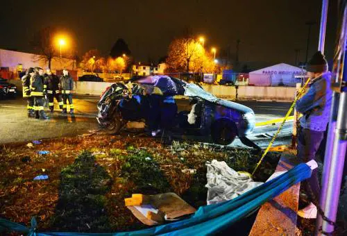 Saronno, auto si scontra con camion: tre giovani morti, due feriti