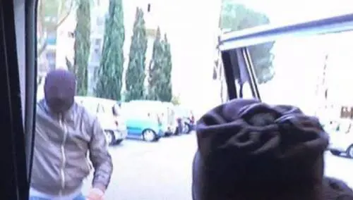 Roma, aggressione a Brumotti: colpi di pistola e lanci mattone