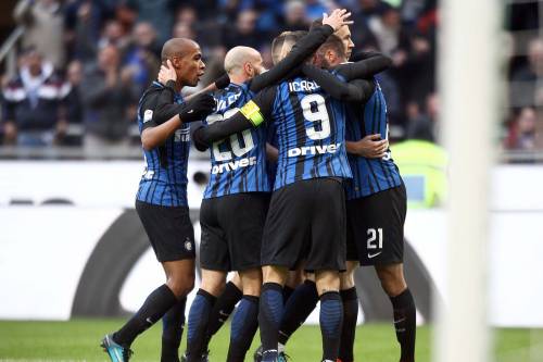 L'Inter scalza il Napoli: 5-0 al Chievo e primo posto in classifica