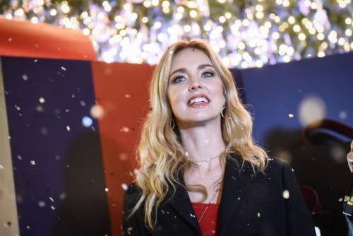 Chiara Ferragni accende l'Albero di Natale a Milano