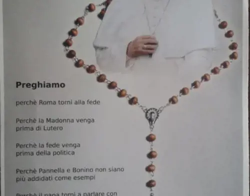Volantino contro il Papa: "Perché la fede preceda la politica"