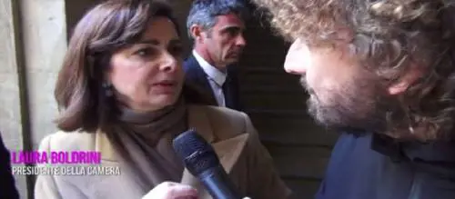 Le Iene incalzano la Boldrini e lei fugge davanti alla telecamera