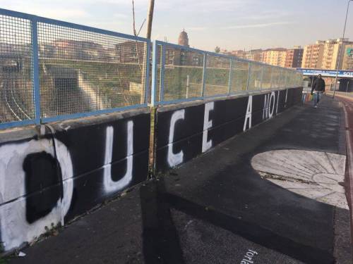 Milano, "Bella ciao" cancellata: sul murales spunta "Duce a noi"