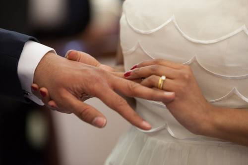 Un (ex) prete si sposa in chiesa