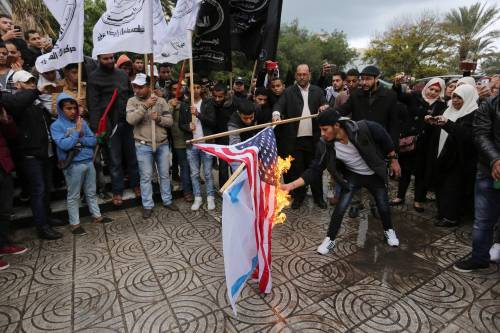 Gerusalemme, tensione altissima. L'Iran minaccia: "La Palestina sarà liberata"