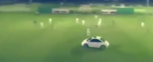 Folle invasione di campo in auto: il tifoso fa slalom tra i giocatori