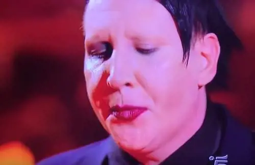 Lo sputo di Manson in diretta tv