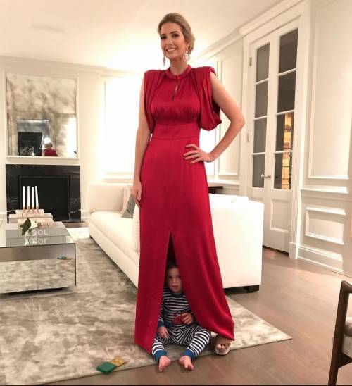 Ivanka Trump elegante in rosso: i bimbi giocano con la gonna