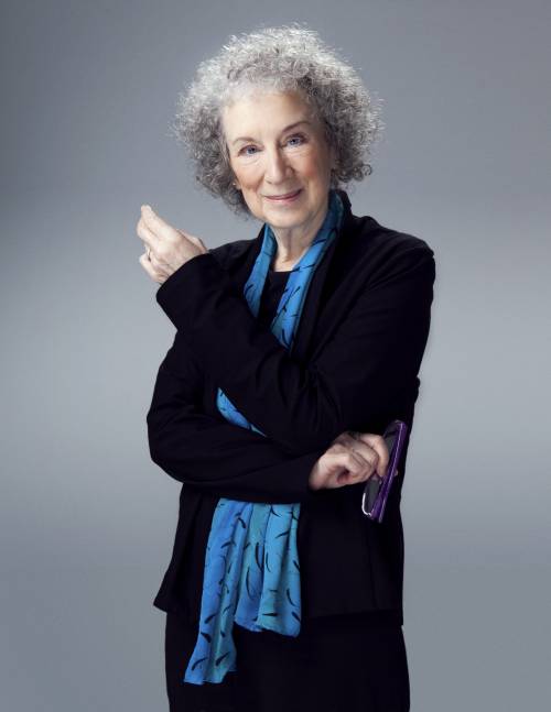 "Vogliono eliminare la parola donna": bufera su Margaret Atwood