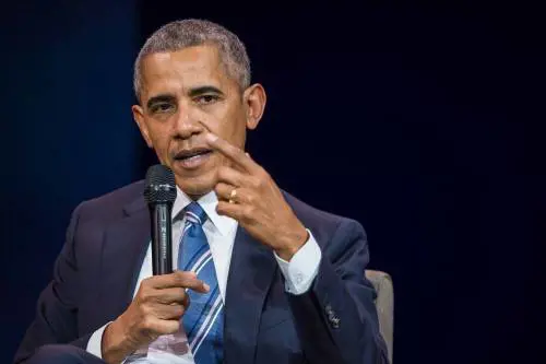 Obama evoca Hitler: "Democrazia in pericolo". Vuole attaccare Trump?