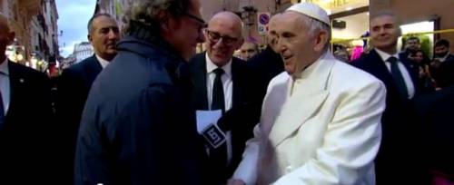 Papa Francesco e il "blitz" in diretta col giornalista del Tg1