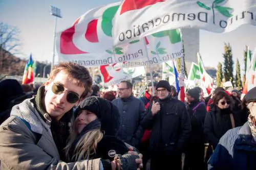 La sinistra finge unità con due slogan anti fascisti