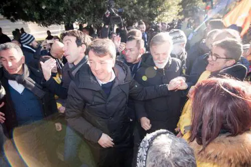 Renzi per un giorno fa il partigiano e gongola per l'assenza dei 5 Stelle